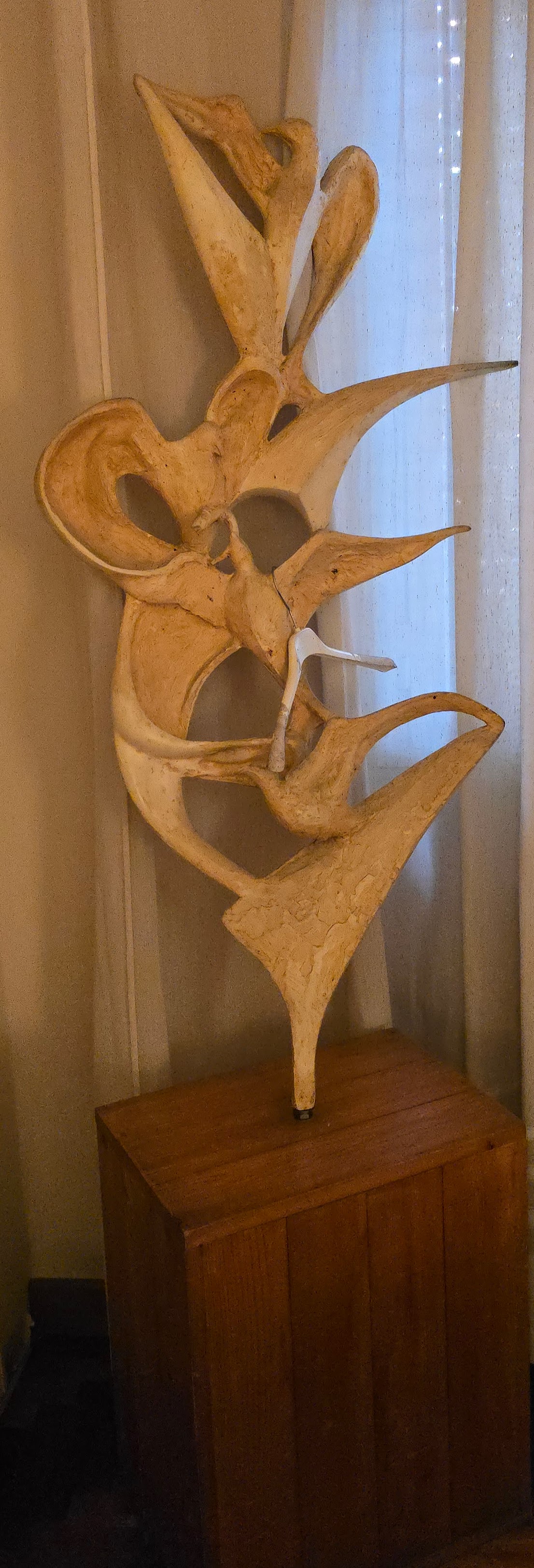 Scultura in vetroresina dal titolo "Gabbiani e Vele" di Klirò, bozzetto preparatorio per la scultura in bronzo situata a Los Angeles, California.