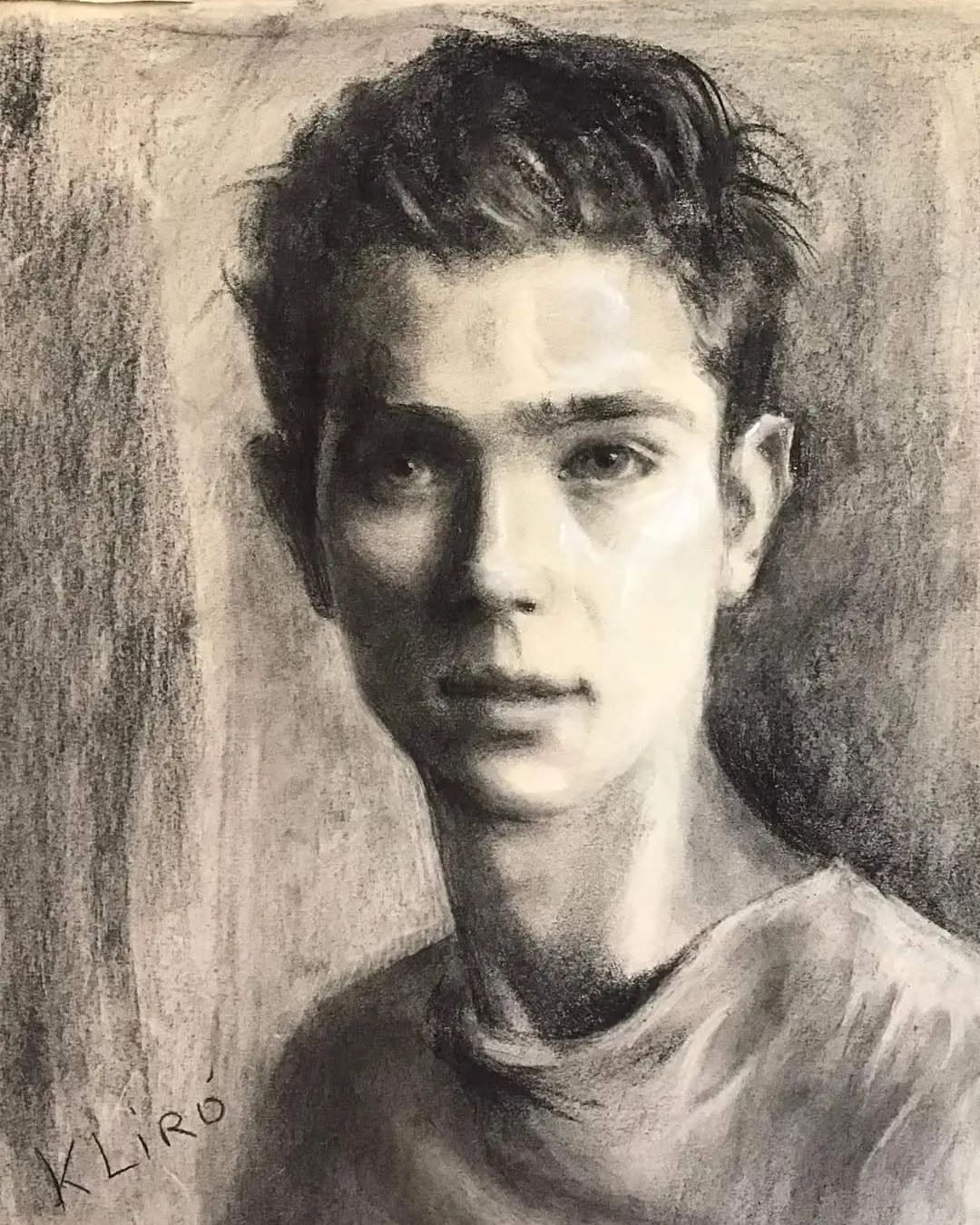 Ritratto a carboncino di giovane ragazzo eseguito da Klirò