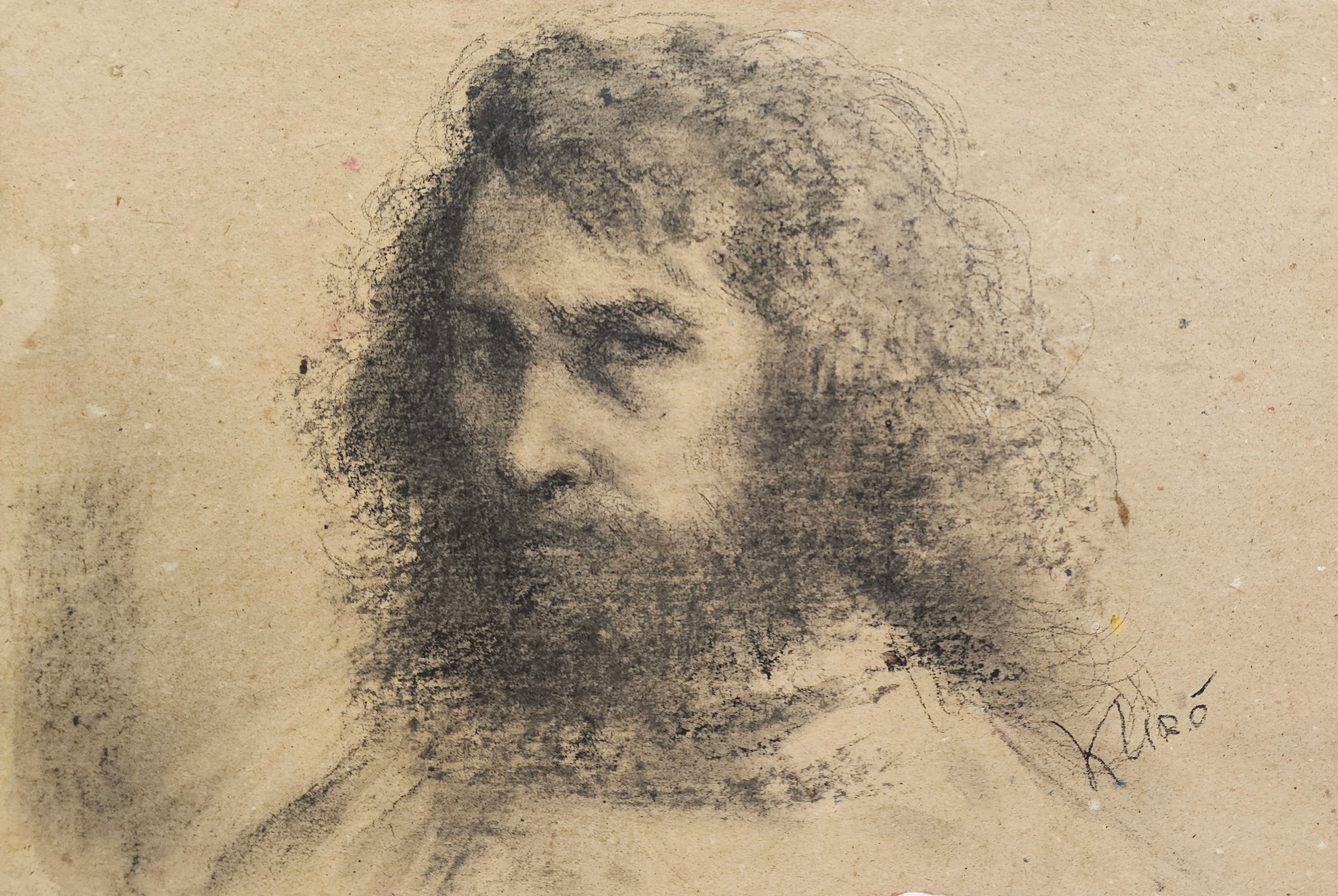 Disegno di Klirò a carboncino su carta kraft raffigurante volto di uomo con barba