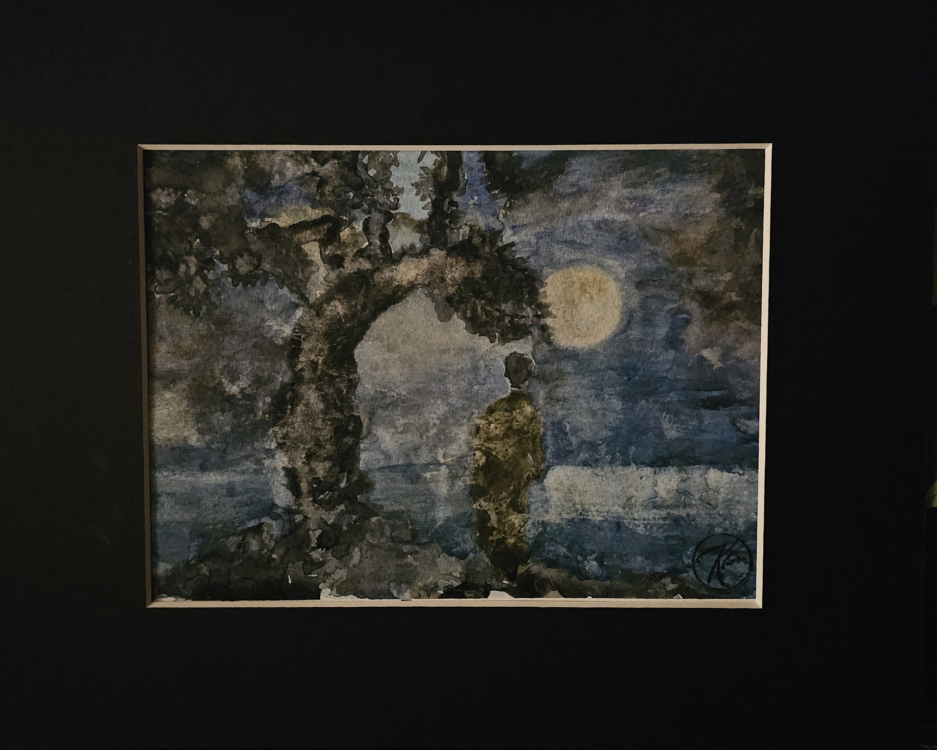 Dipinto ad acquerello di Klirò in stile giapponese di geisha sotto ad un pino mentre ammira la luna