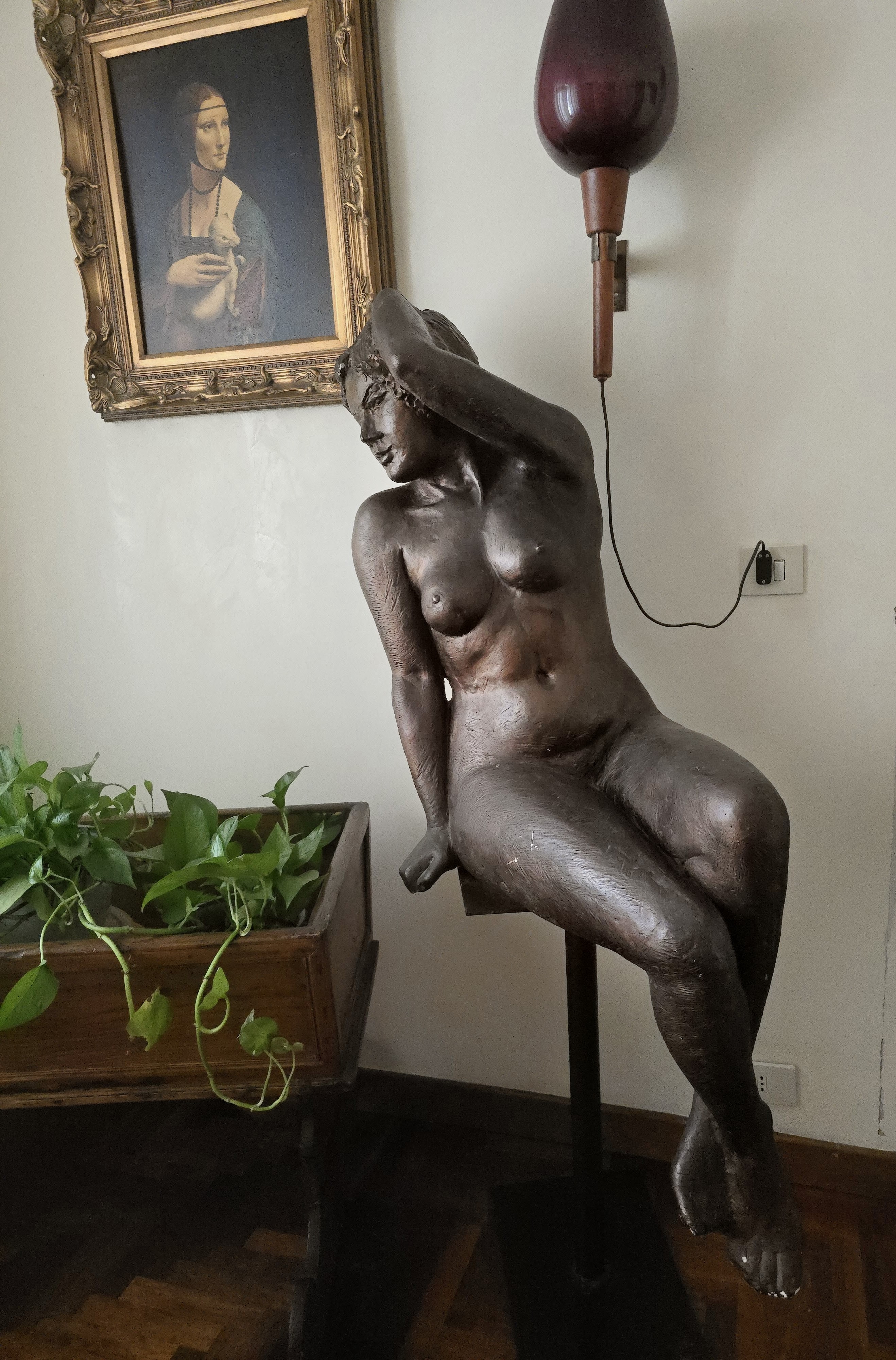 Scultura a grandezza naturale in gesso patinato degli anni '70 di Klirò, raffigurante un nudo di donna seduta preso dal vero.