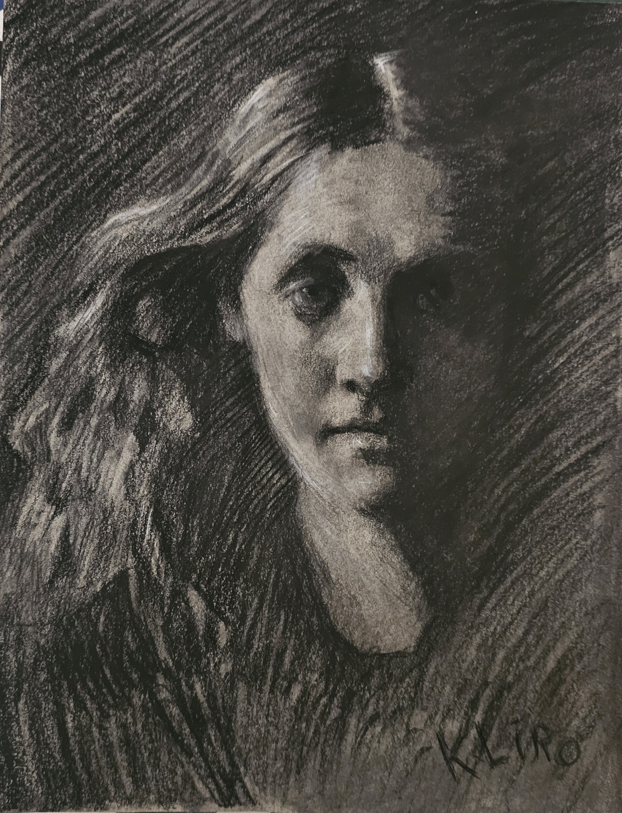 Disegno ritratto di donna carboncino su carta Strathmore di Klirò
