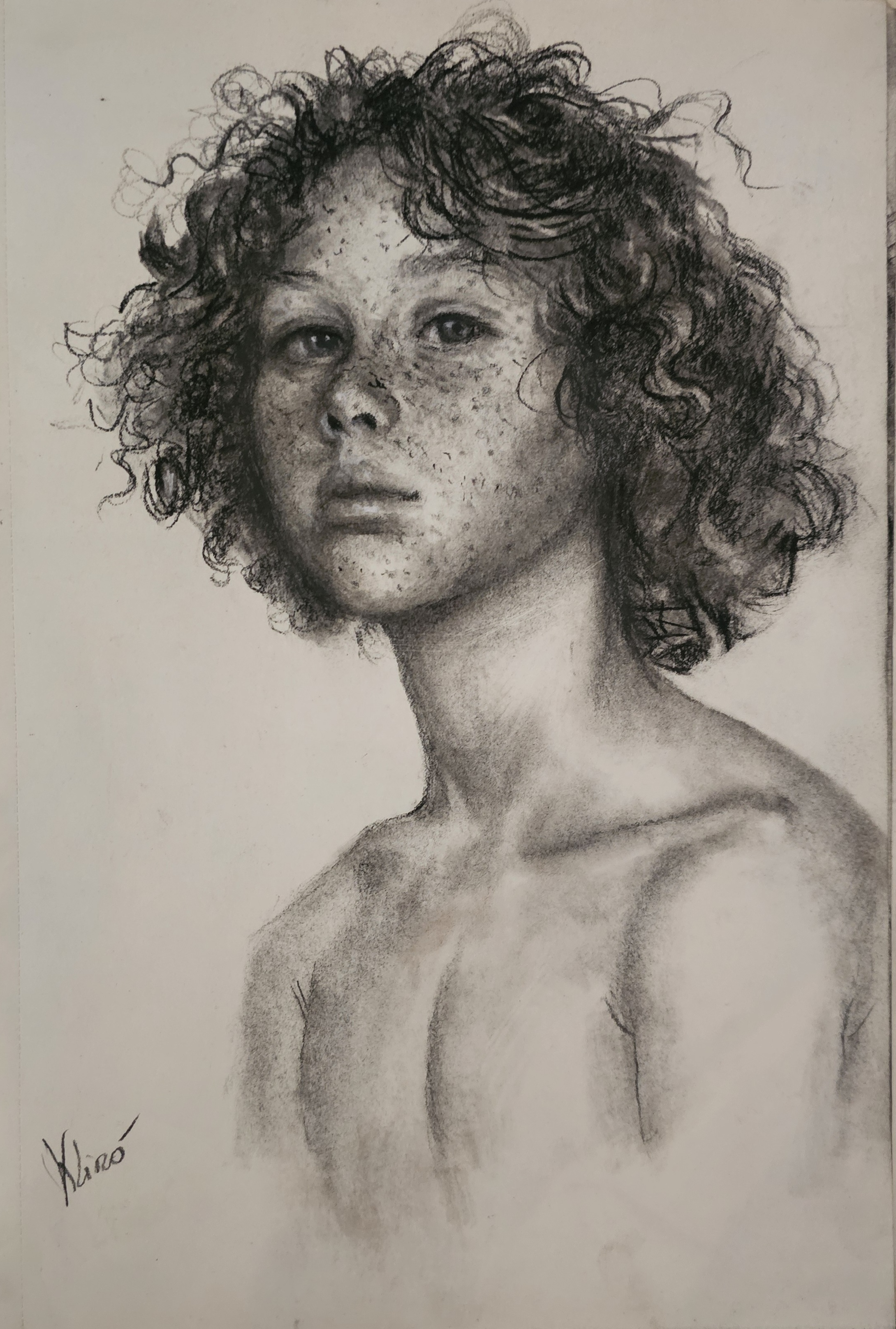 ragazzo con lentiggini disegno a carboncino di Klirò