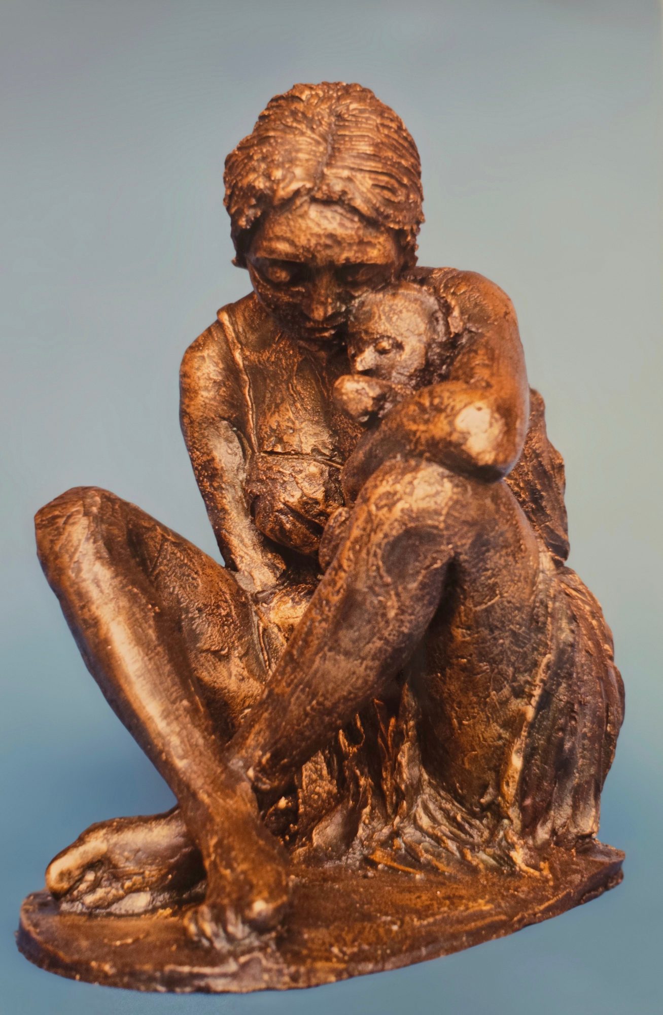 Scultura in vetroresina ''Ricordi'' di Klirò raffigurante donna ranicchiata che cerca tenerezza