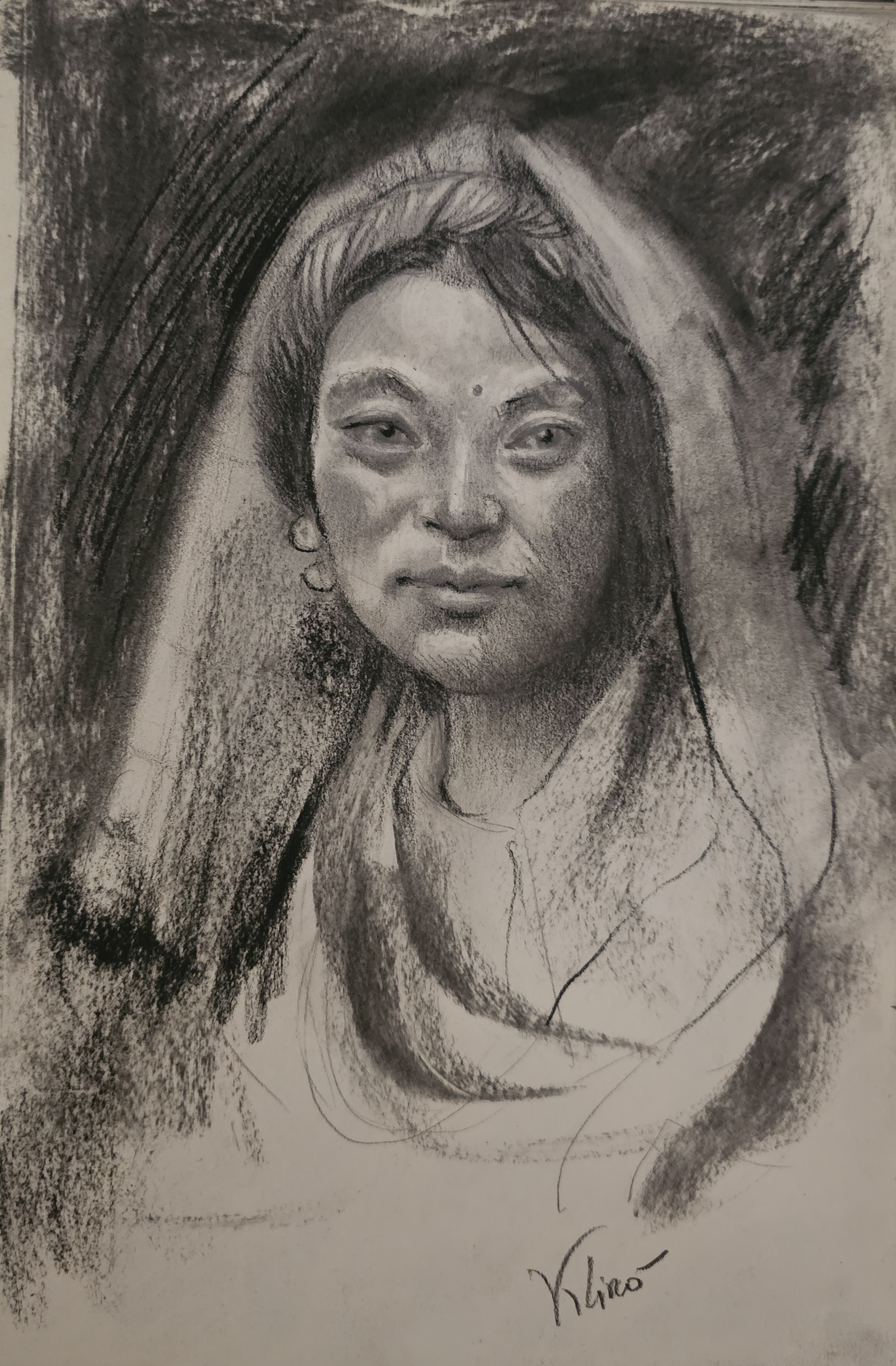ritratto di donna nepalese a carboncino di klirò