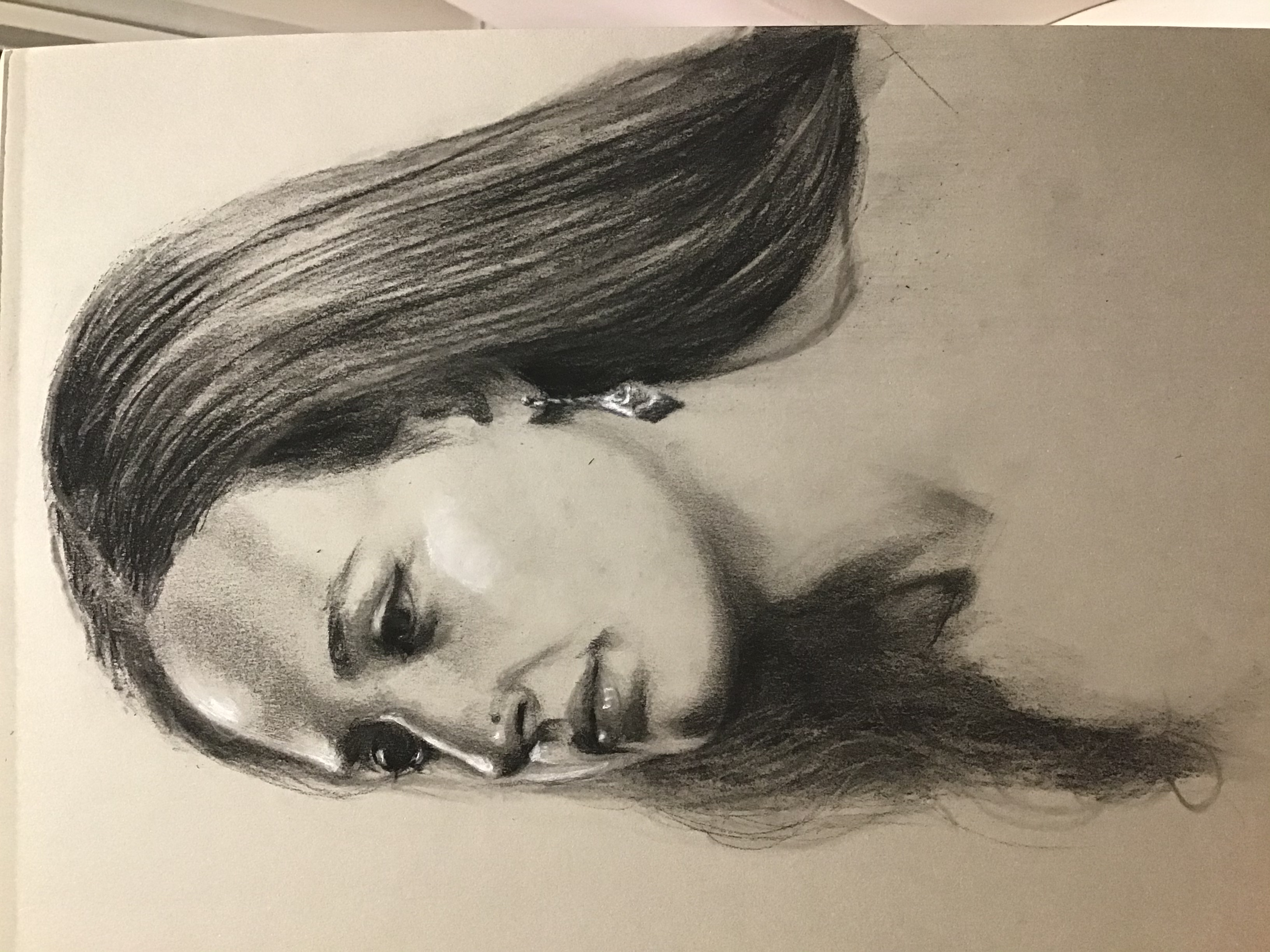 Ritratto a carboncino di ragazza eseguito da Klirò
