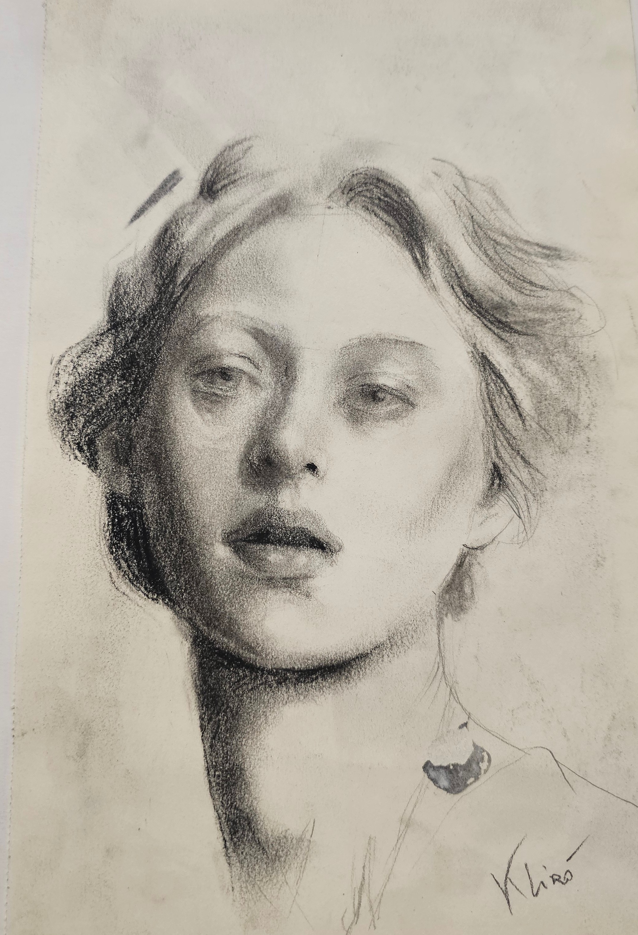 Disegno a carboncino di Klirò raffigurante volto di ragazza