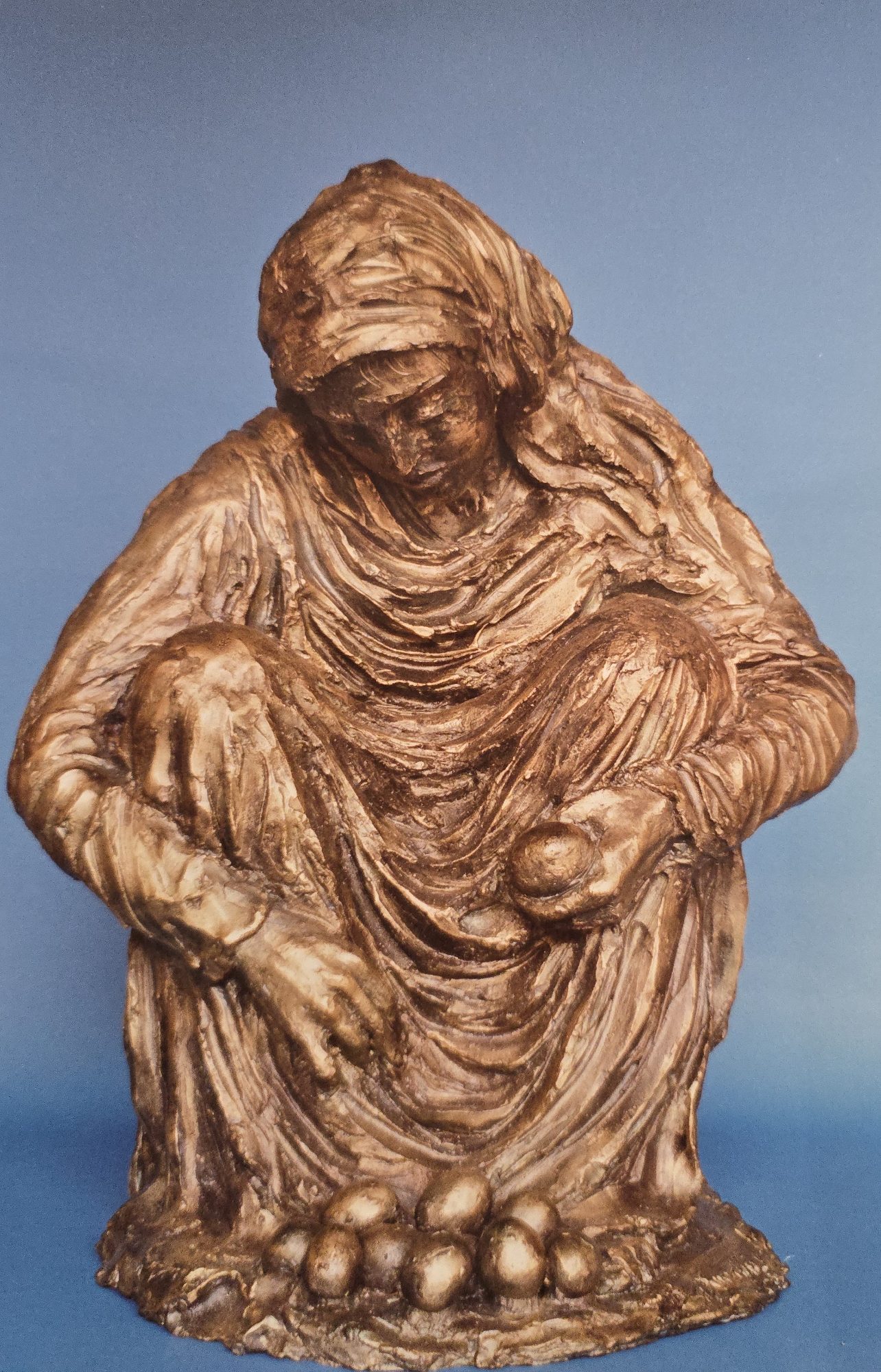 Scultura in vetroresina di Klirò raffigurante donna che vende le uova