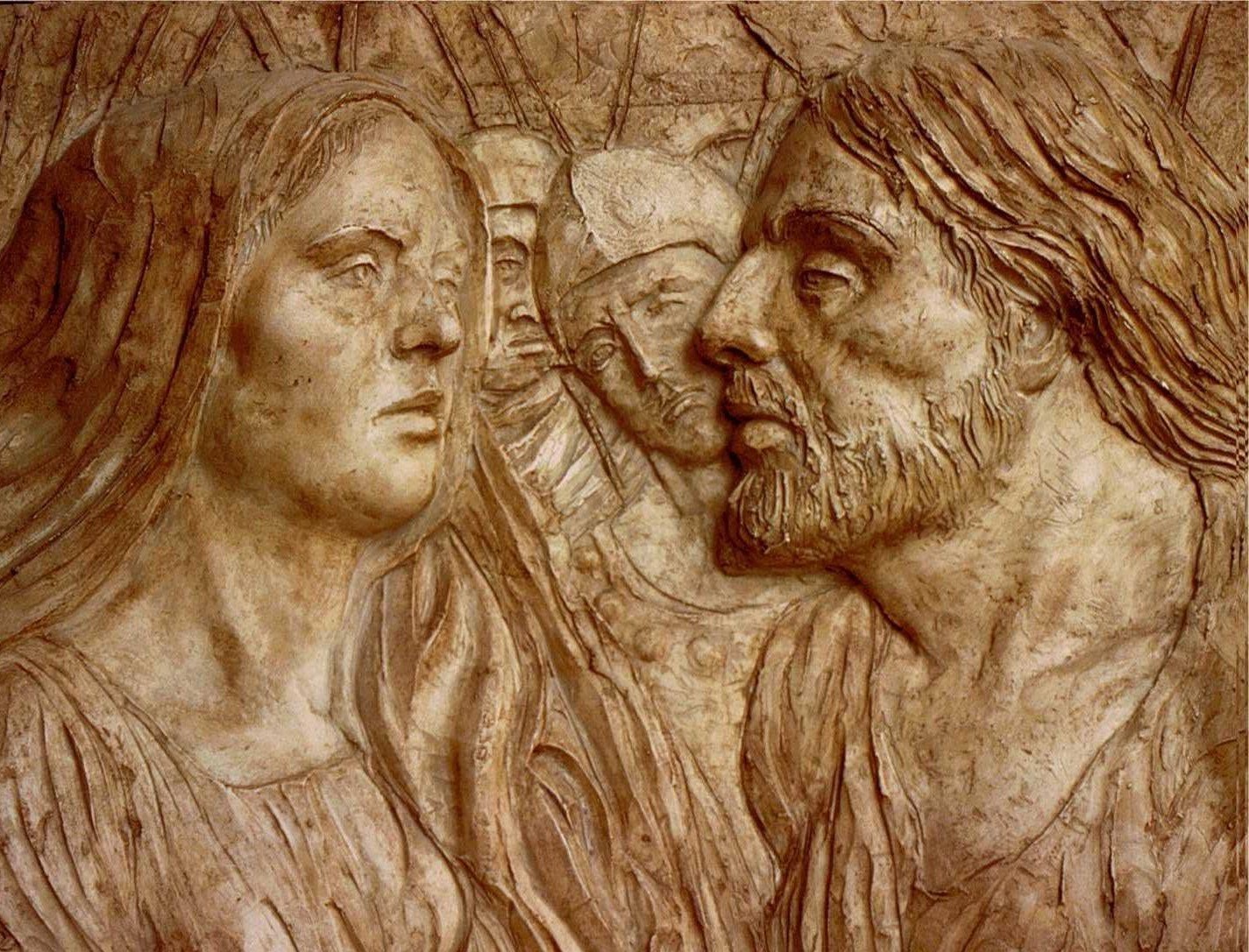 Altorilievo in stile classico della Via Crucis realizzato da Klirò con volti di profilo.