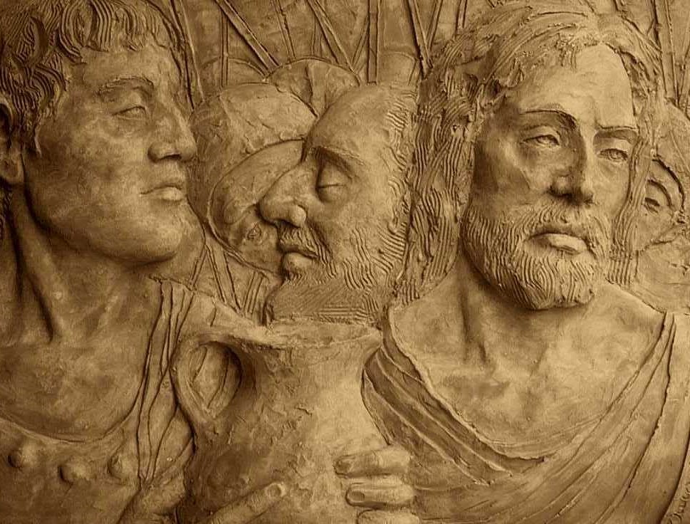 Altorilievo in stile classico della Via Crucis realizzato da Klirò con volti di profilo.